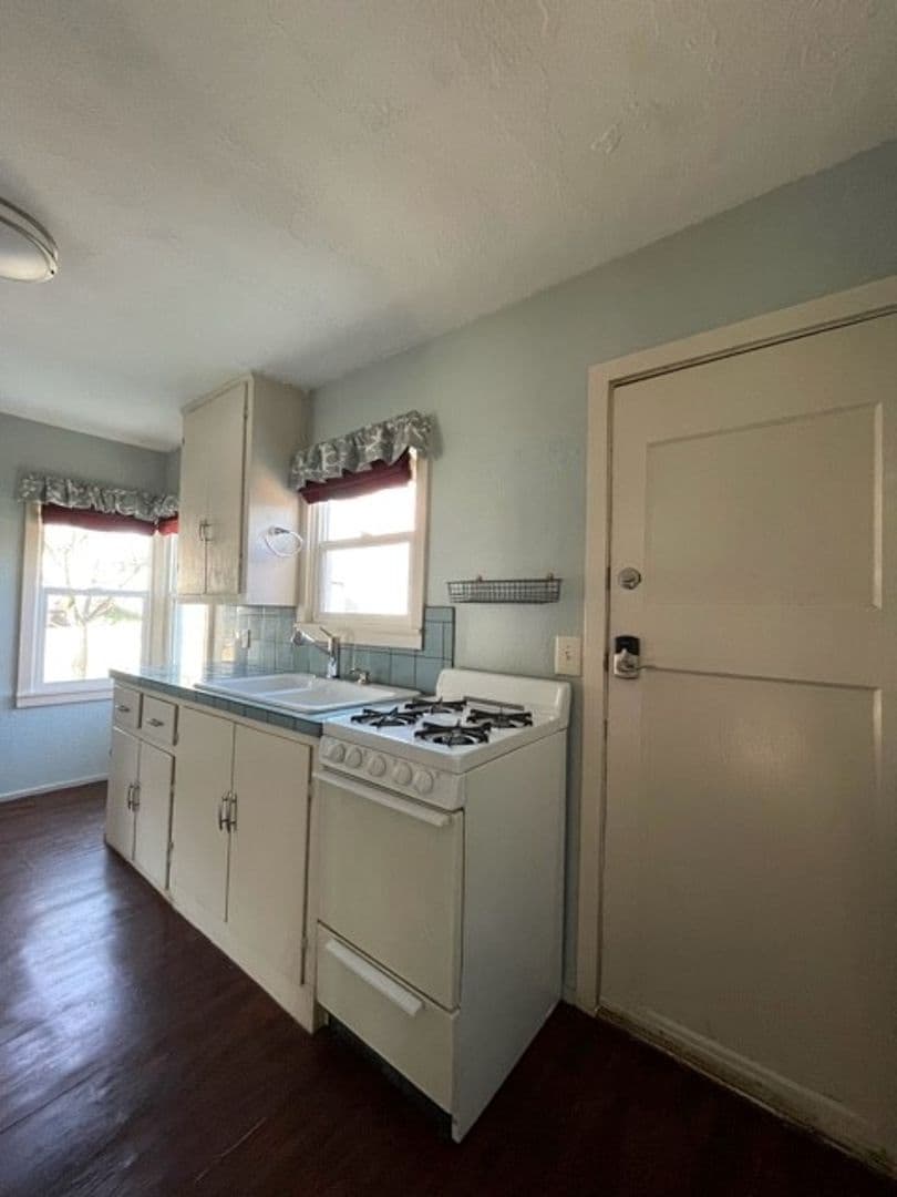 Myrtle Creek House: 634 NE Faculty Row