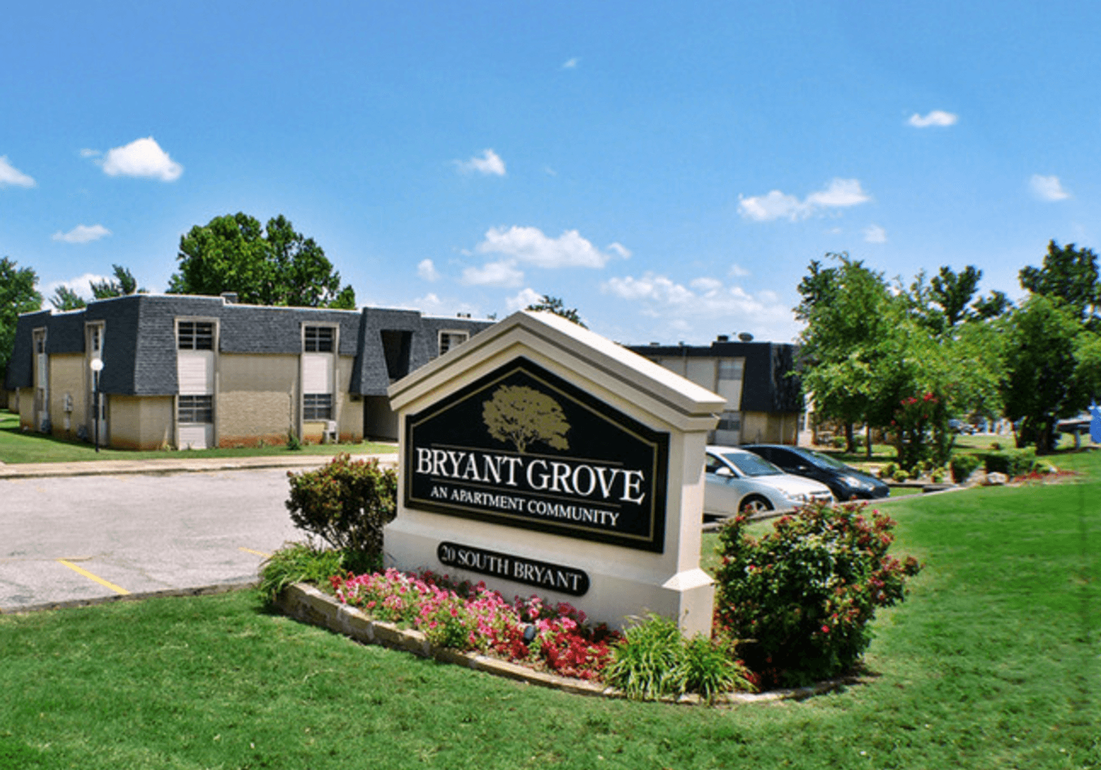 Edmond Apartment: 20 S Bryant Ave