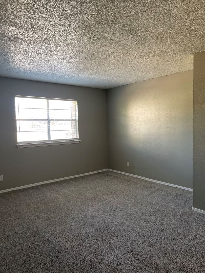 Edmond Apartment: 20 S Bryant Ave