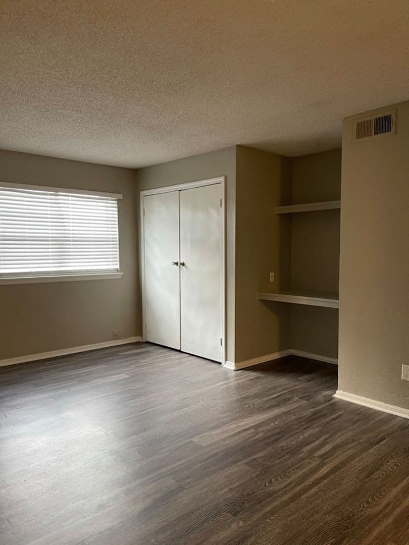 Edmond Apartment: 20 S Bryant Ave