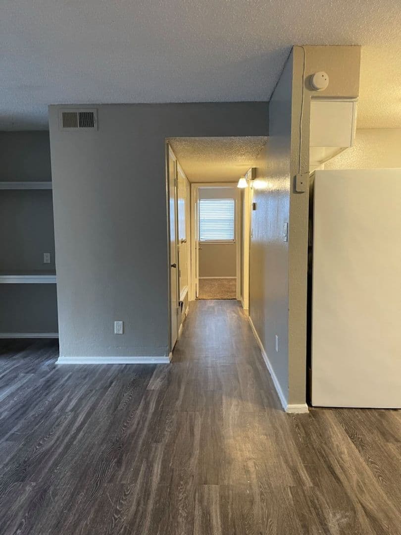 Edmond Apartment: 20 S Bryant Ave