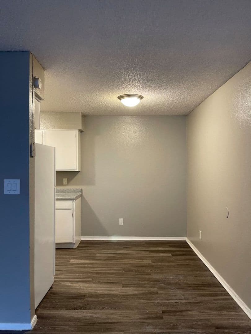 Edmond Apartment: 20 S Bryant Ave