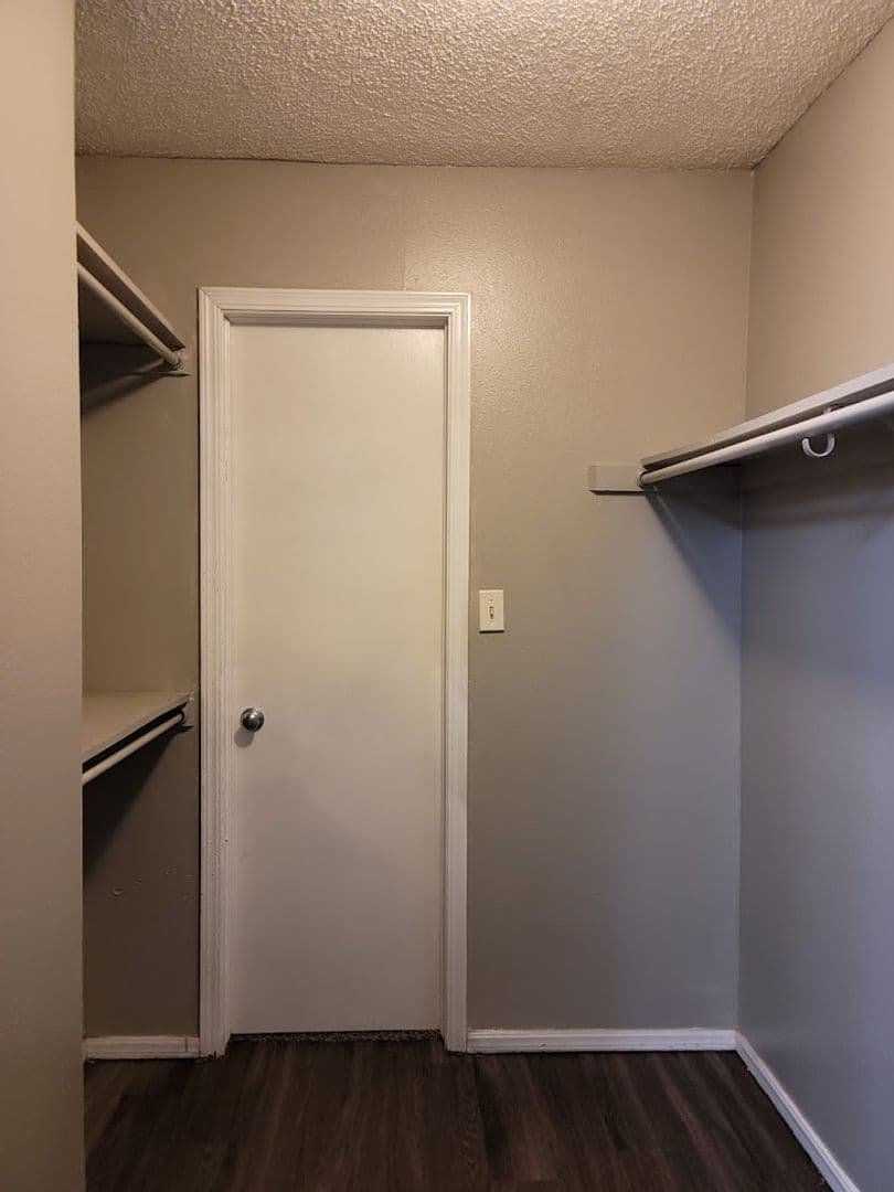 Edmond Apartment: 20 S Bryant Ave