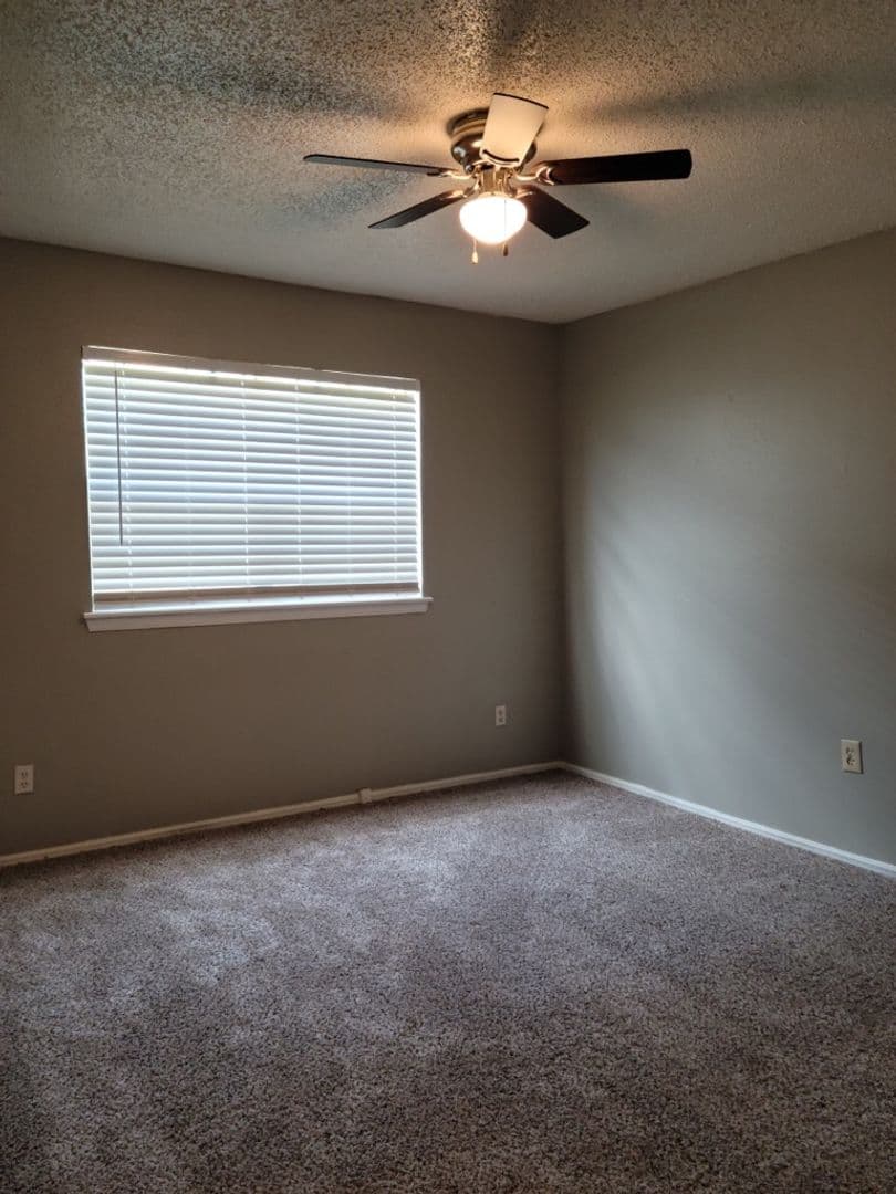 Edmond Apartment: 20 S Bryant Ave