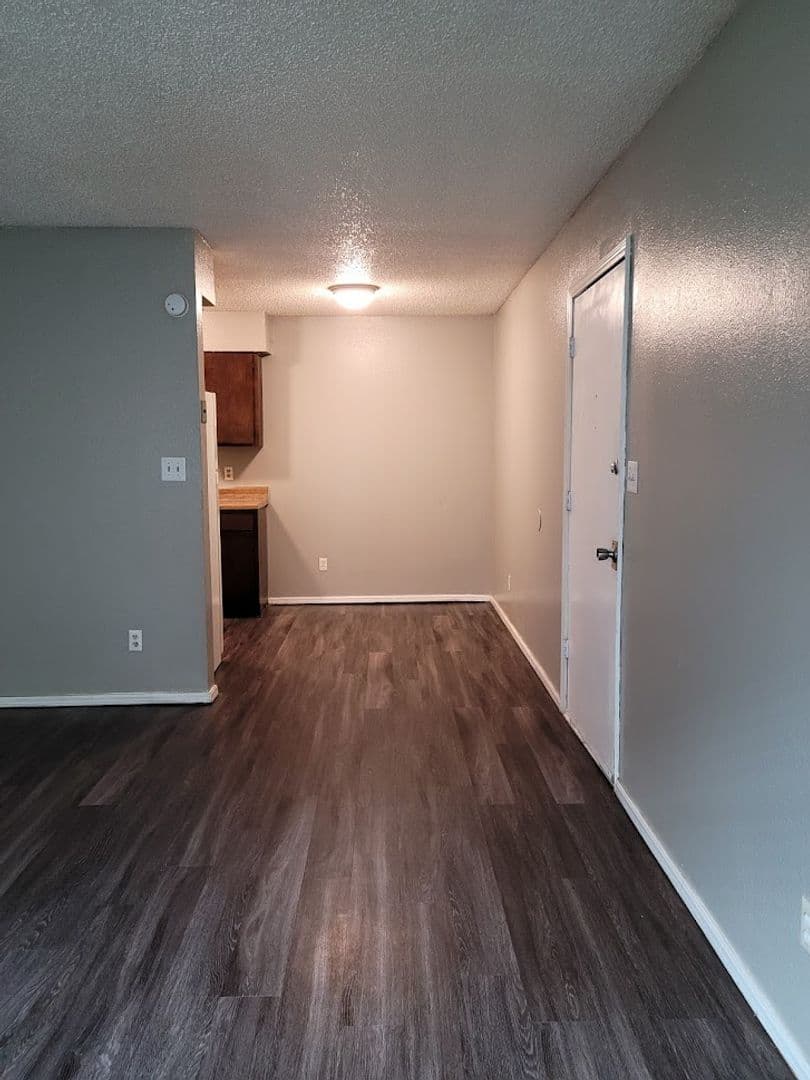 Edmond Apartment: 20 S Bryant Ave