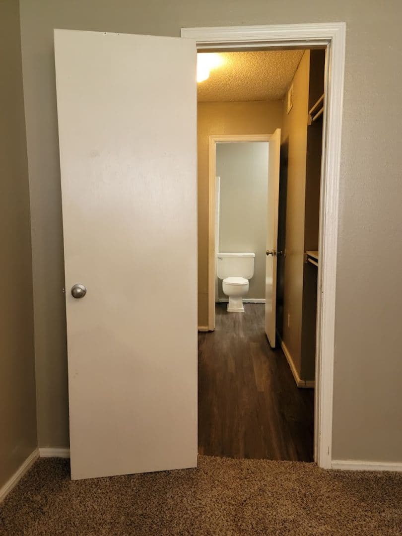 Edmond Apartment: 20 S Bryant Ave