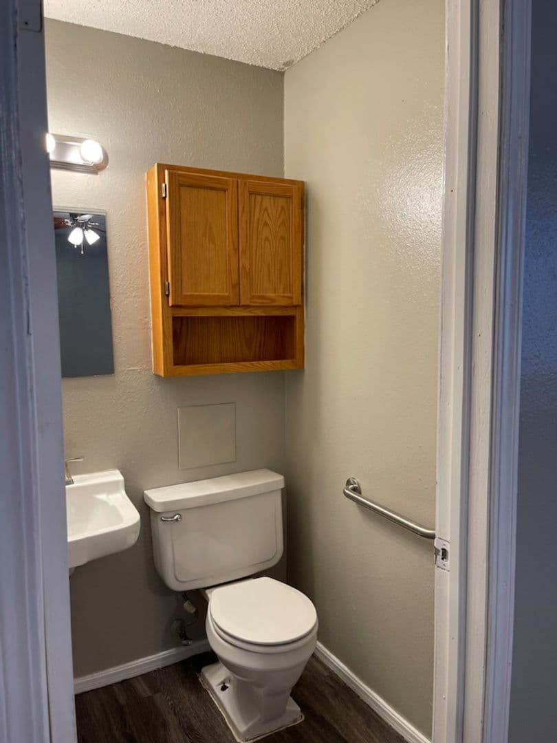 Edmond Apartment: 20 S Bryant Ave