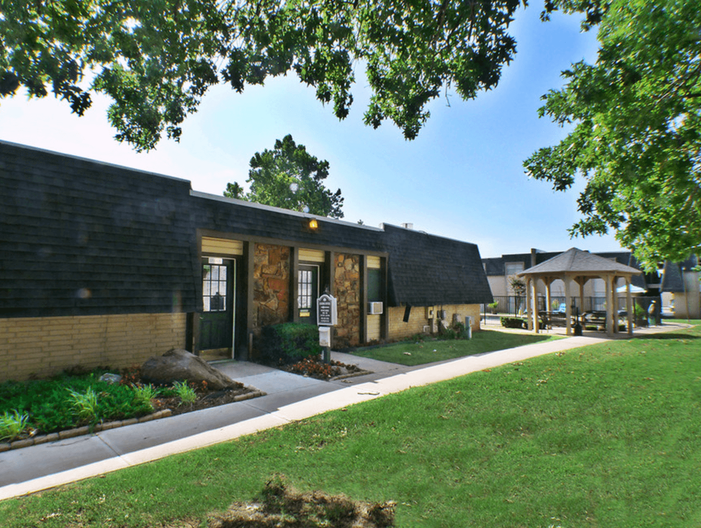 Edmond Apartment: 20 S Bryant Ave