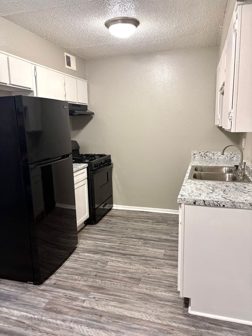 Edmond Apartment: 20 S Bryant Ave
