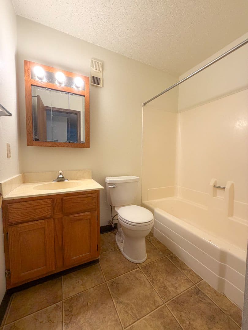East Grand Forks Apartment: 2134 8th Ave NW