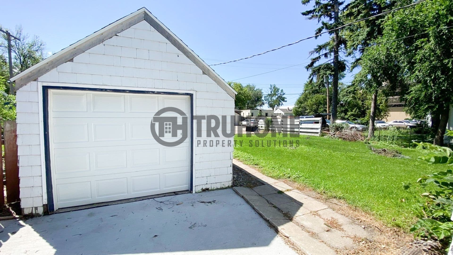 Grand Forks House: 2305 University Ave