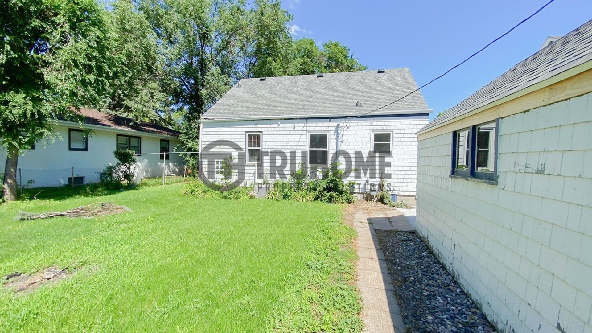 Grand Forks House: 2305 University Ave