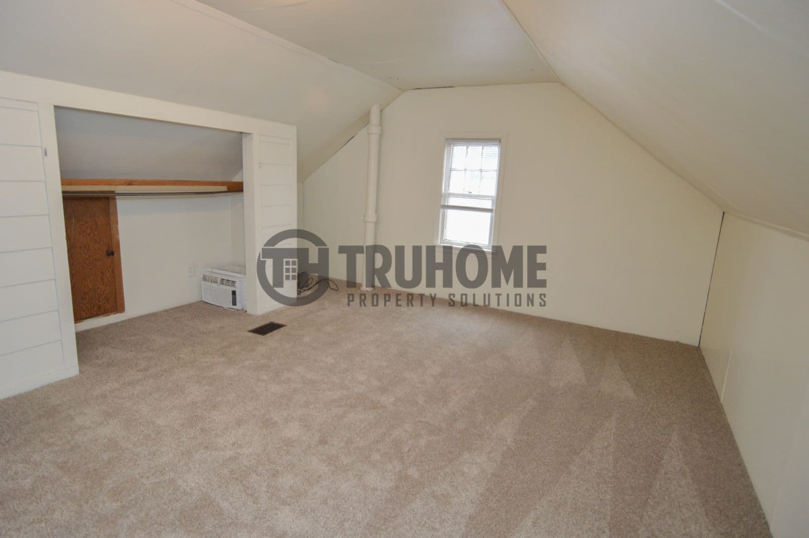 Grand Forks House: 2305 University Ave