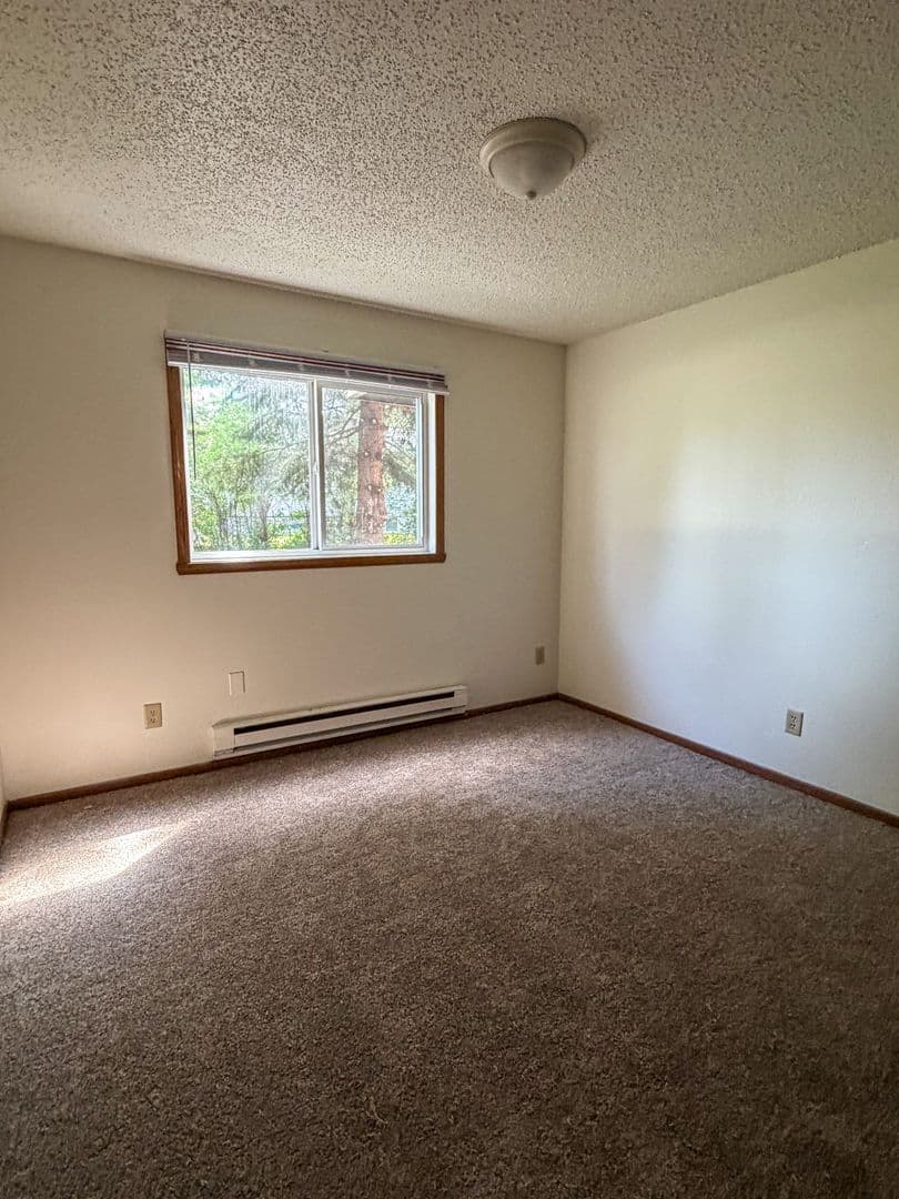 East Grand Forks Apartment: 2144 8th Ave NW