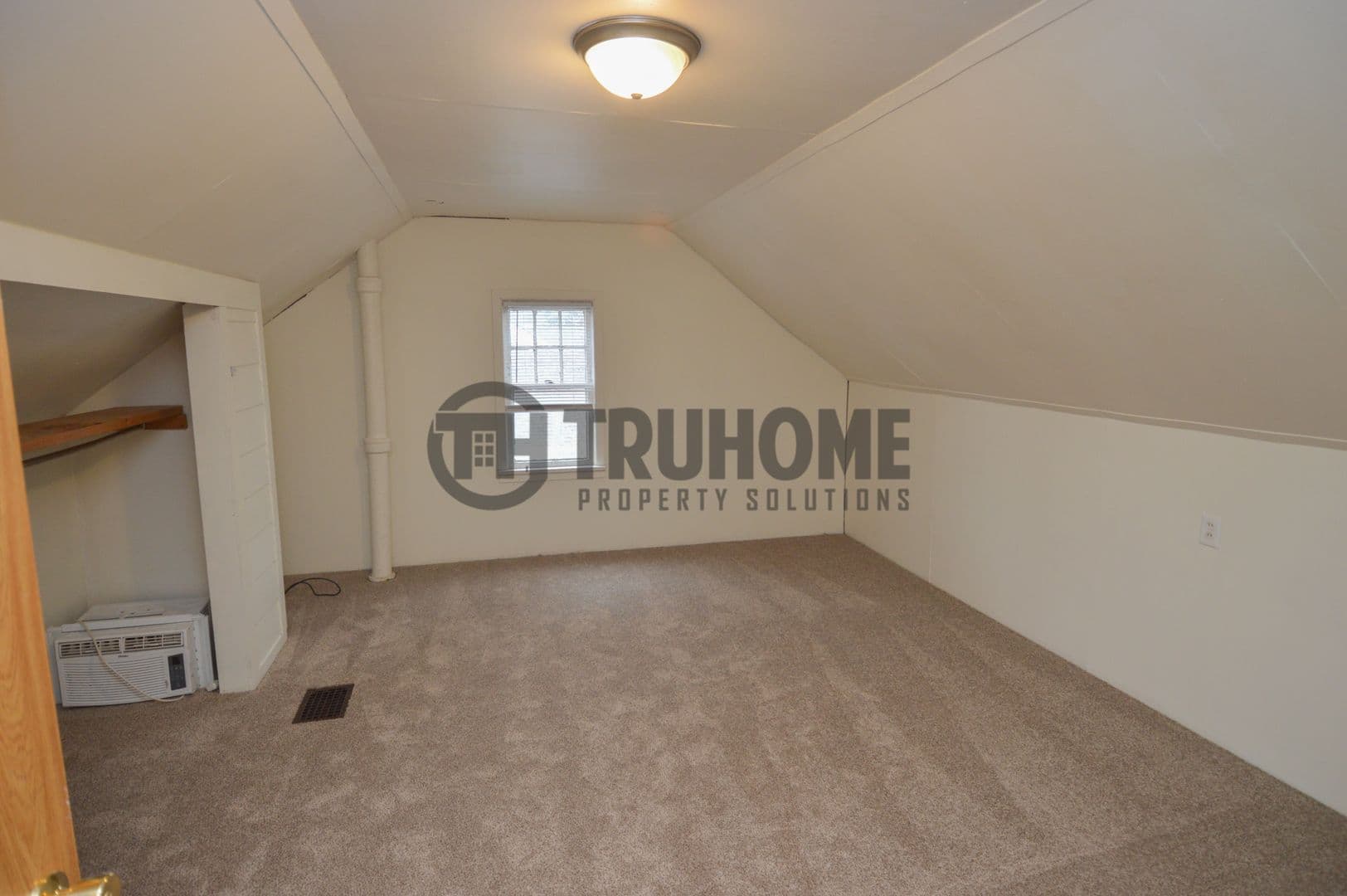 Grand Forks House: 2305 University Ave