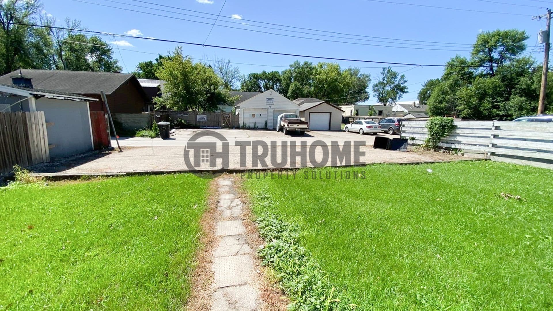 Grand Forks House: 2305 University Ave