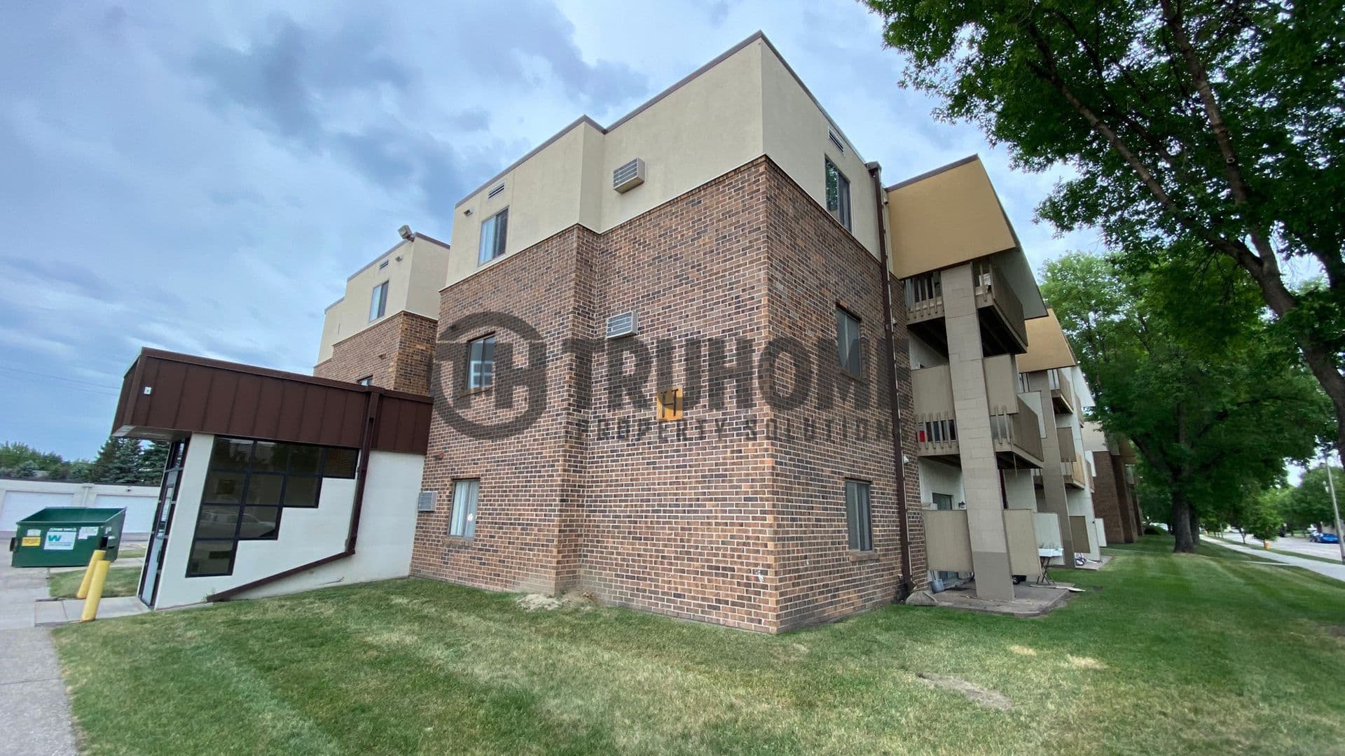 Grand Forks Apartment: 715 North 40th Street