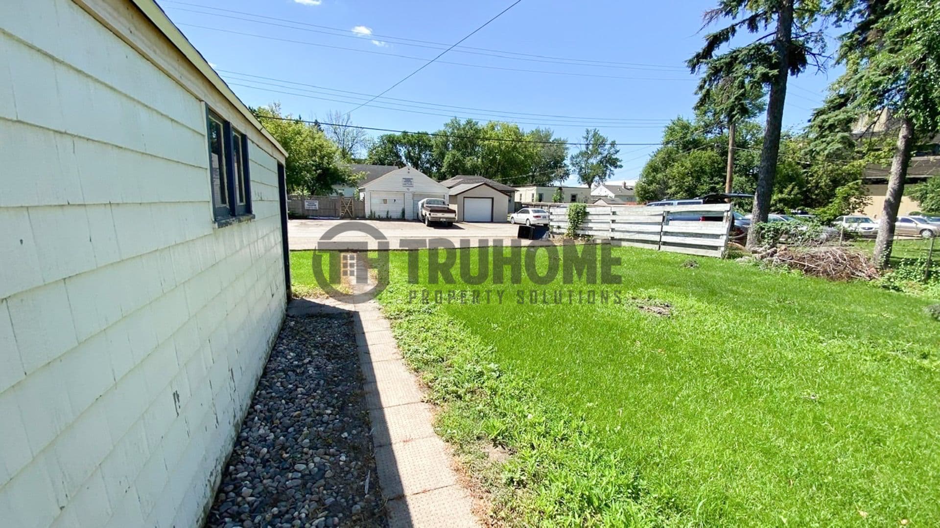 Grand Forks House: 2305 University Ave