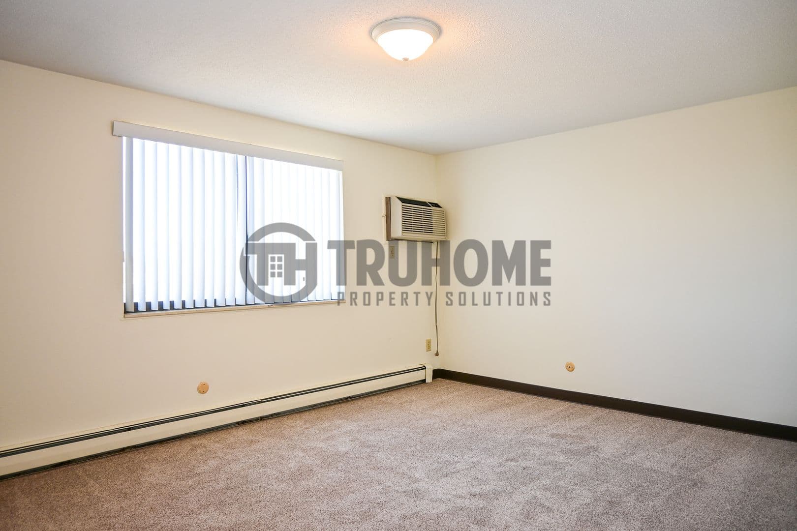 Grand Forks Apartment: 715 North 40th Street