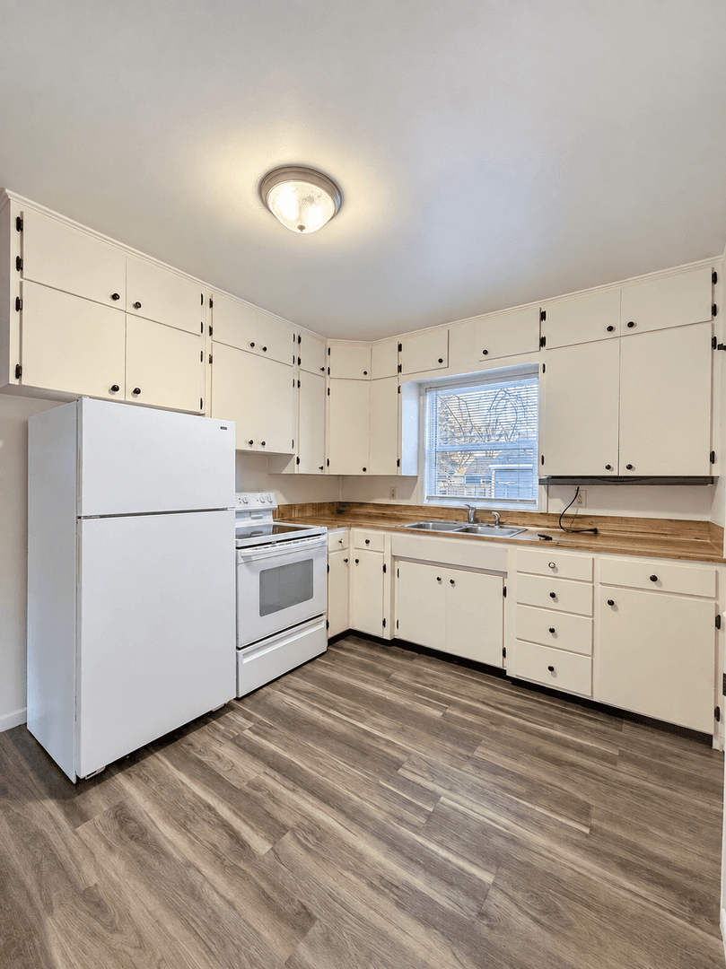 Grand Forks Apartment: 1103/1105 Park Drive