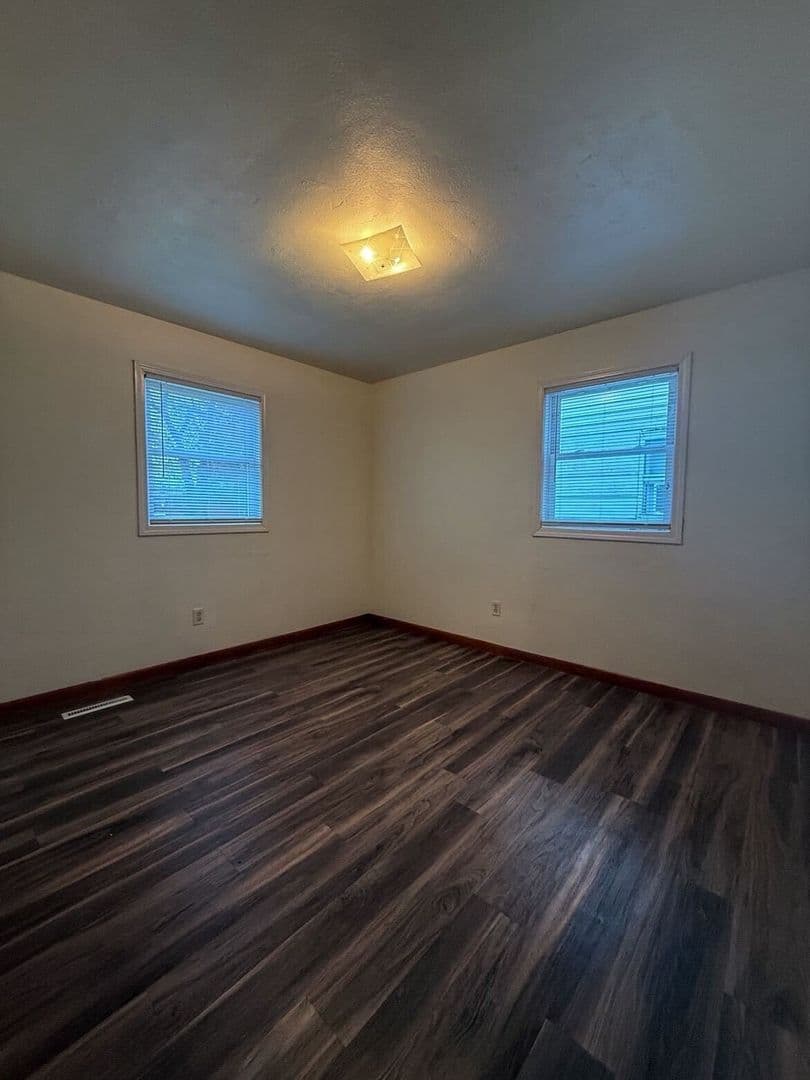 Grand Forks Apartment: 1103/1105 Park Drive