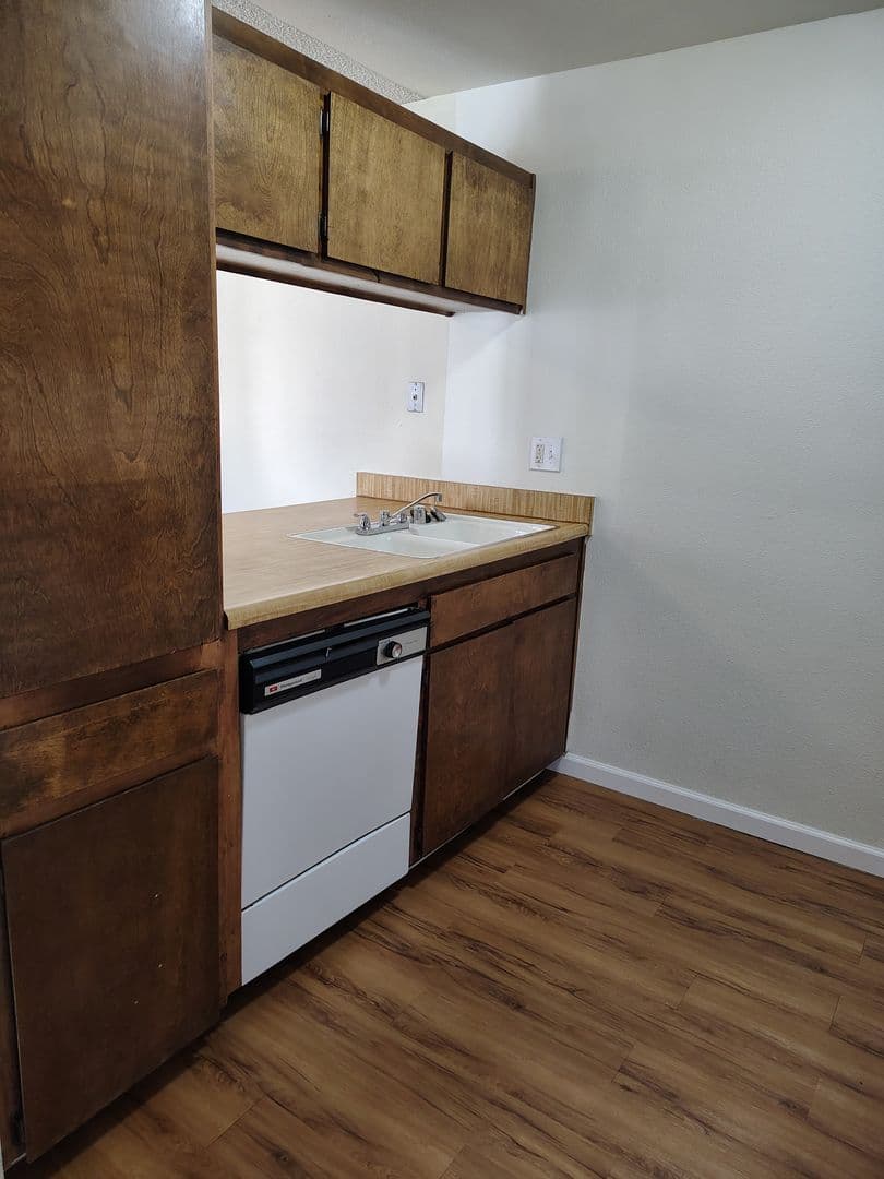 Bakersfield Apartment: 2401 Christmas Tree Ln
