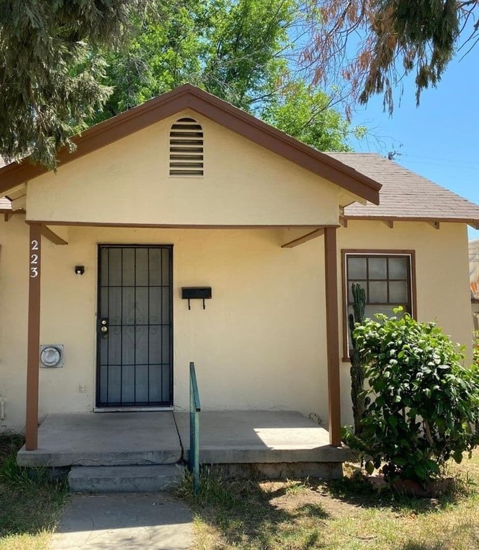Bakersfield House: 223 Wilson Avenue