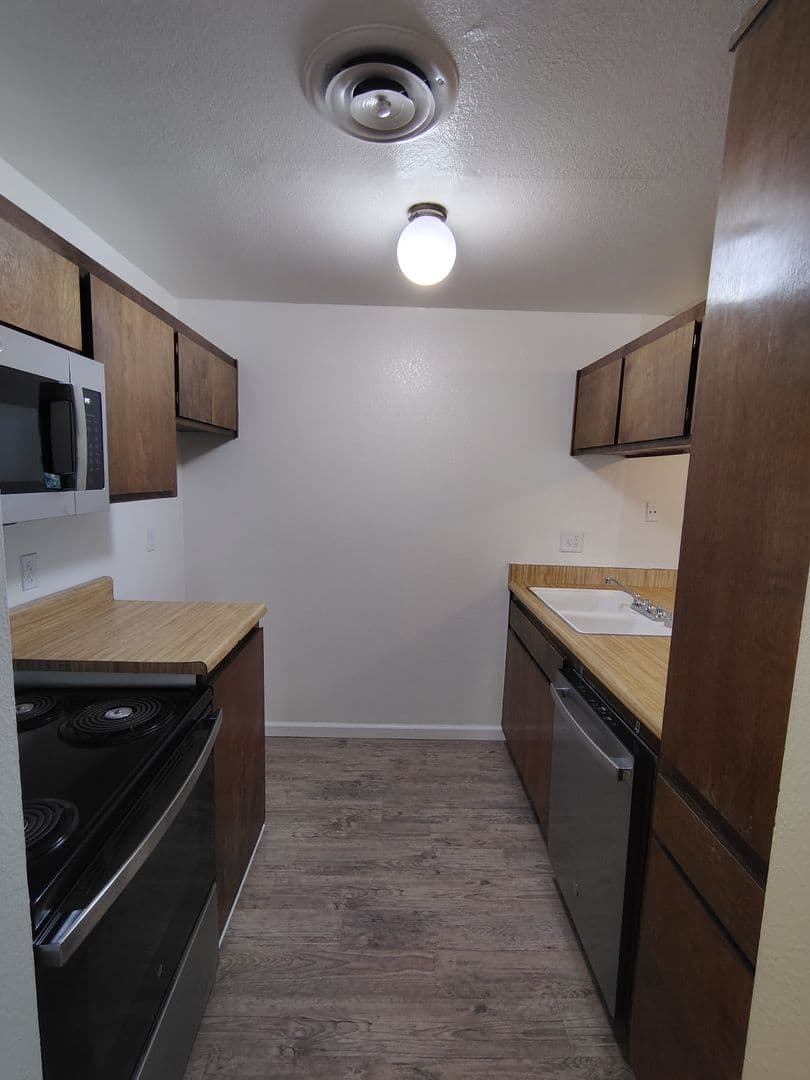 Bakersfield Apartment: 2401 Christmas Tree Ln