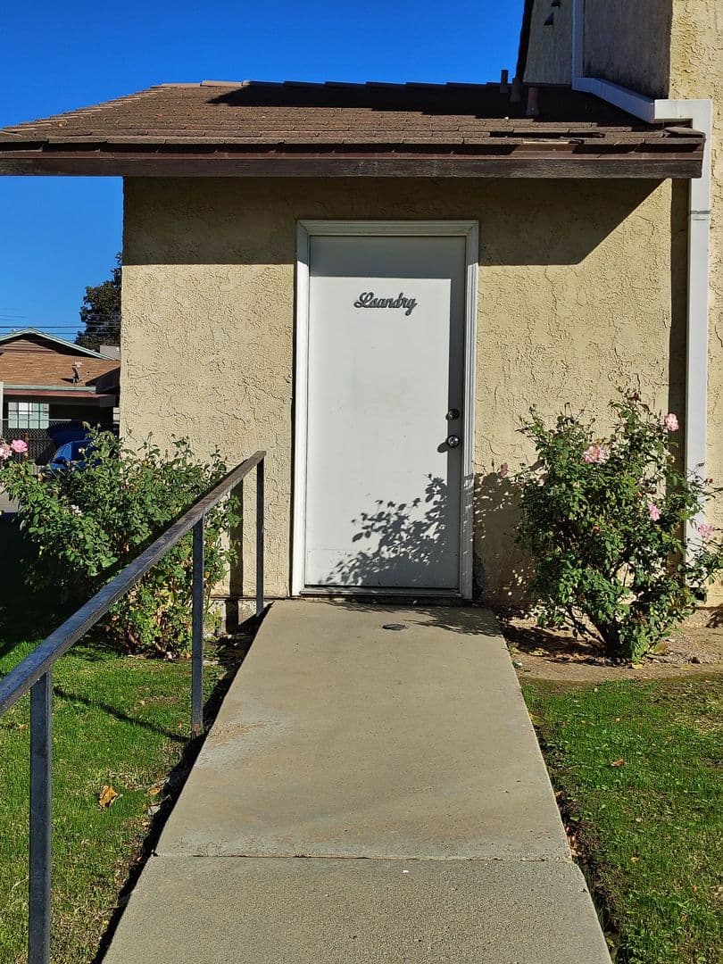 Bakersfield Apartment: 2401 Christmas Tree Ln