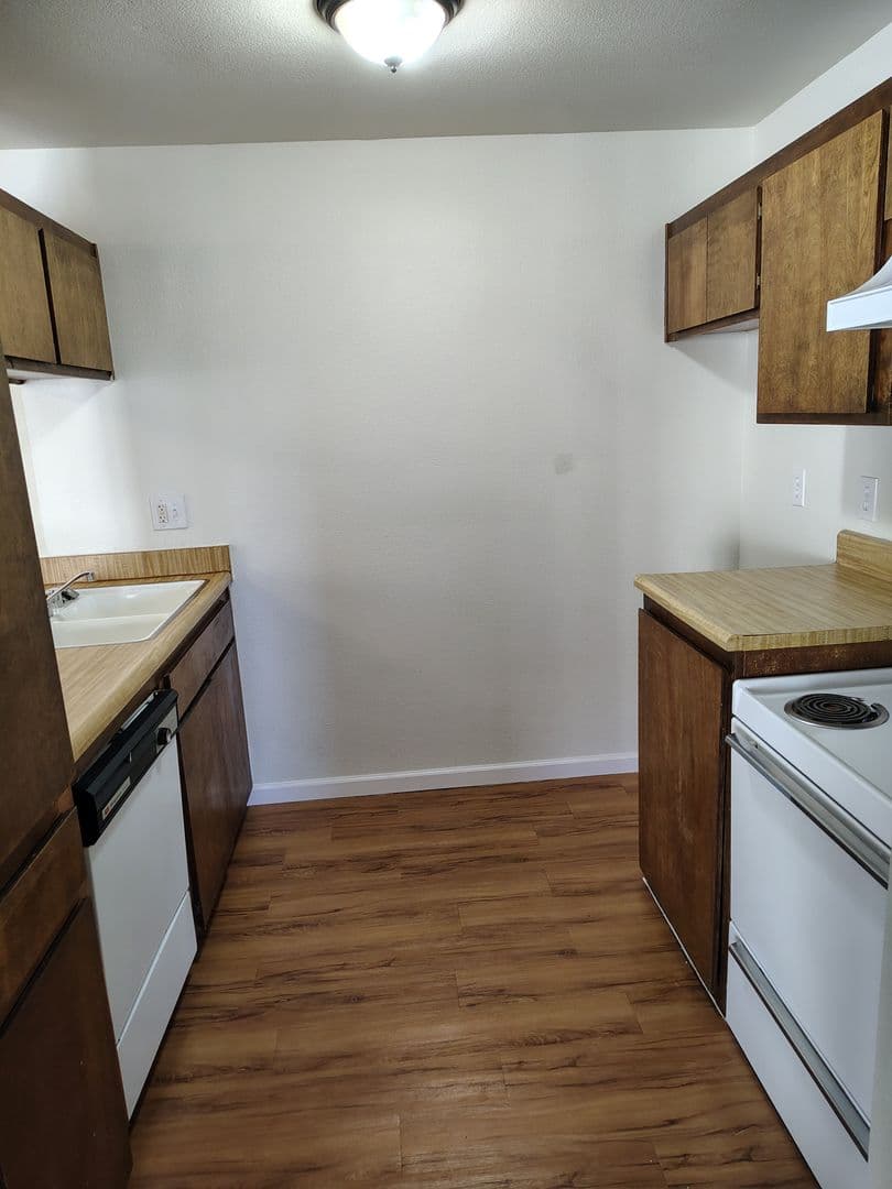Bakersfield Apartment: 2401 Christmas Tree Ln