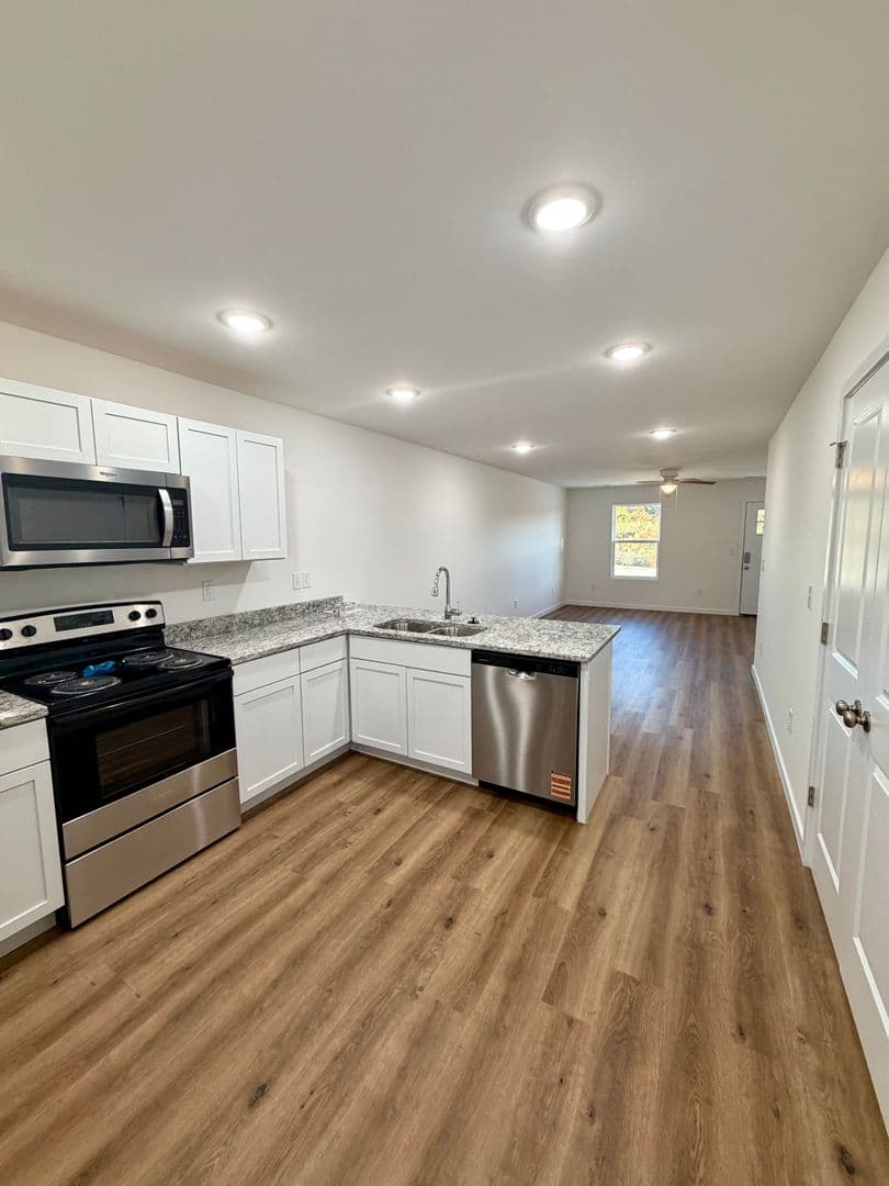 Sullivan Apartment: 211 North and South Road