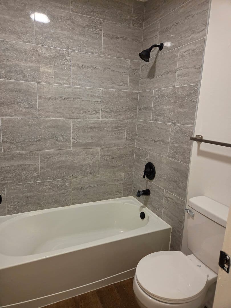 Pacific Apartment: 700 W Union Street