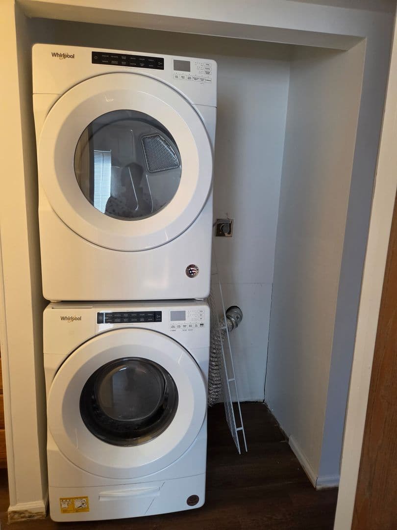 Pacific Apartment: 700 W Union Street