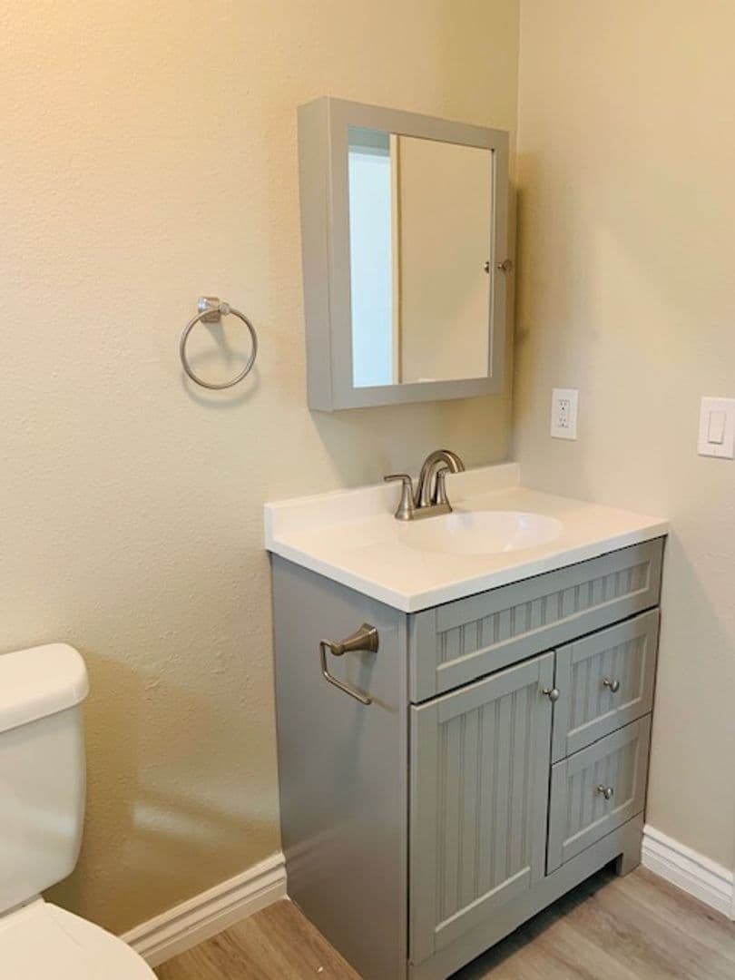 Bell Apartment: 6703 Vinevale Ave