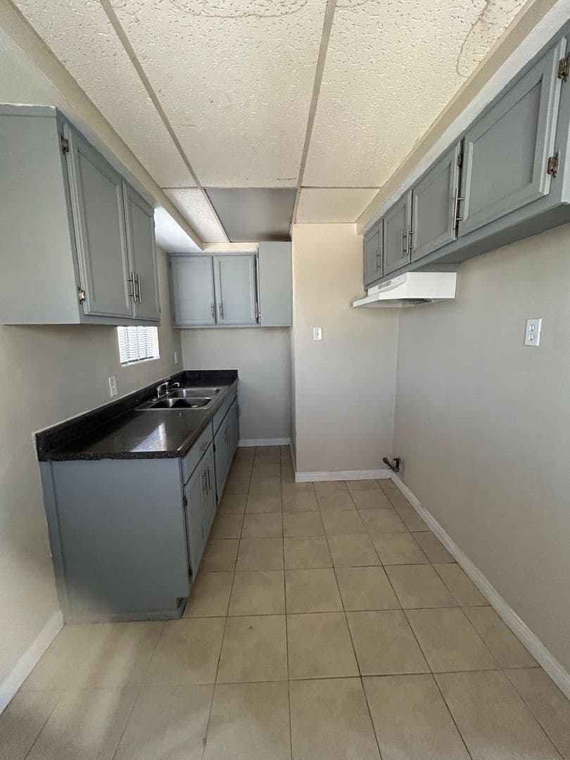 Long Beach Apartment: 1104 Cherry Ave