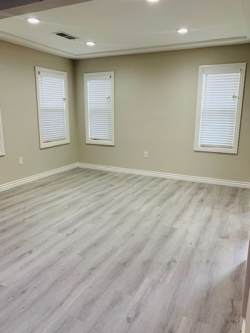 Bell Apartment: 6703 Vinevale Ave