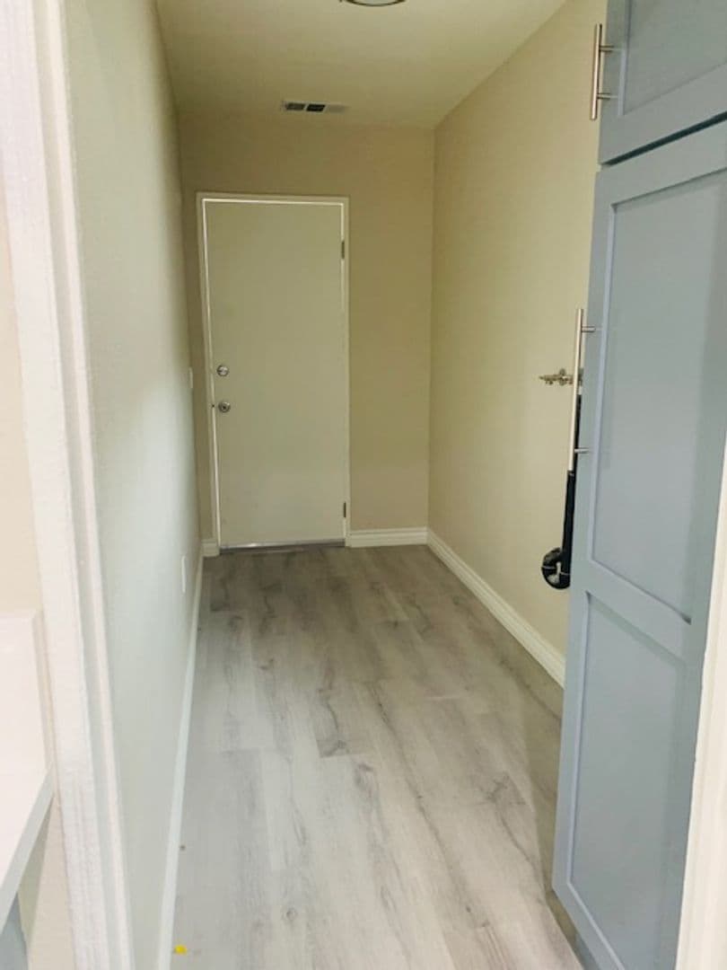 Bell Apartment: 6703 Vinevale Ave