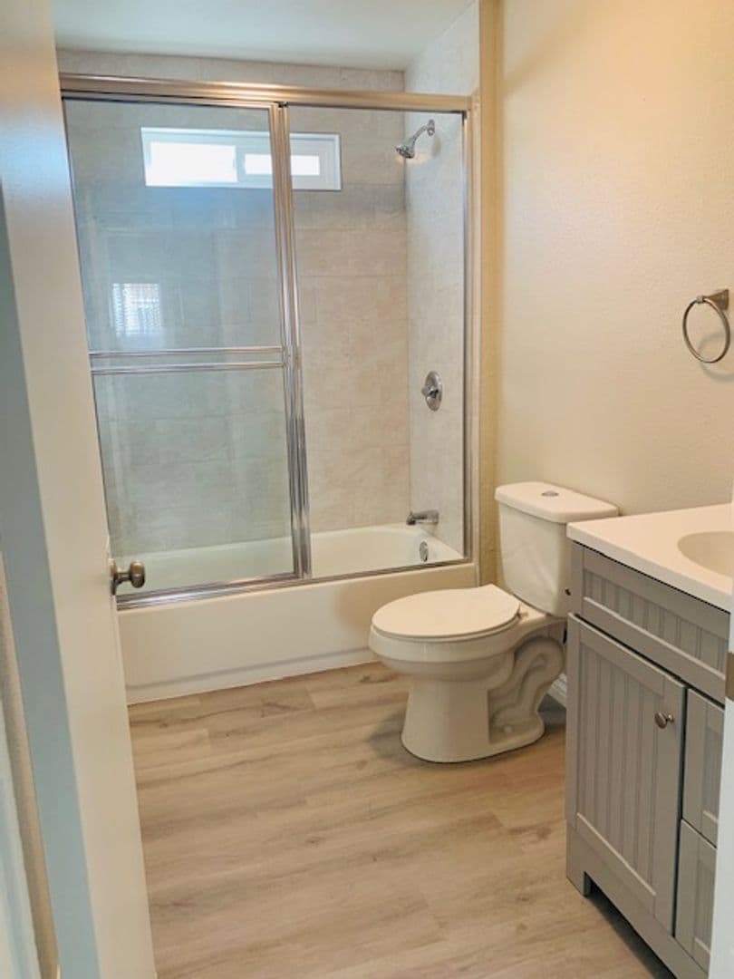 Bell Apartment: 6703 Vinevale Ave