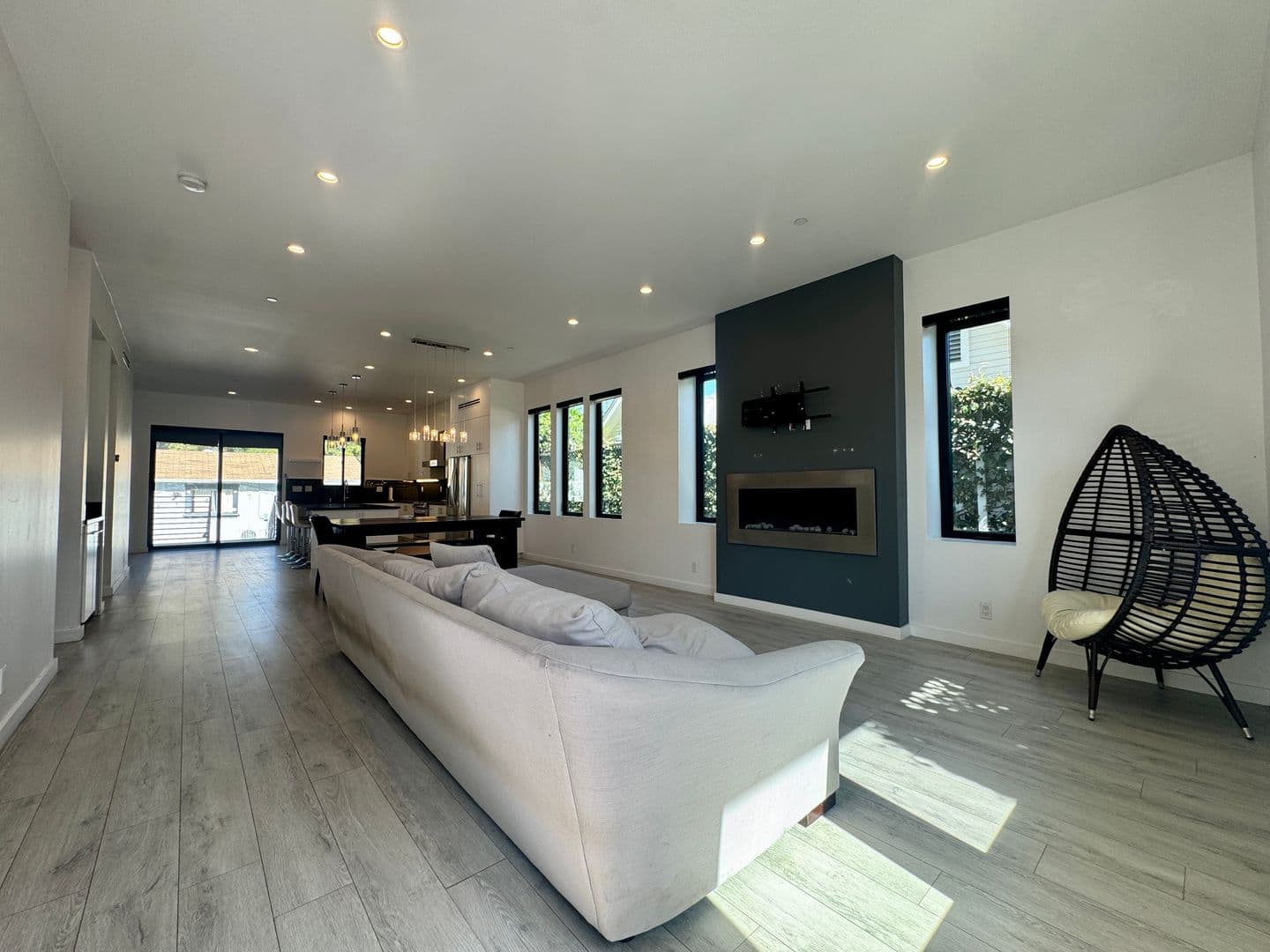 Los Angeles House: 143 N Ardmore Ave
