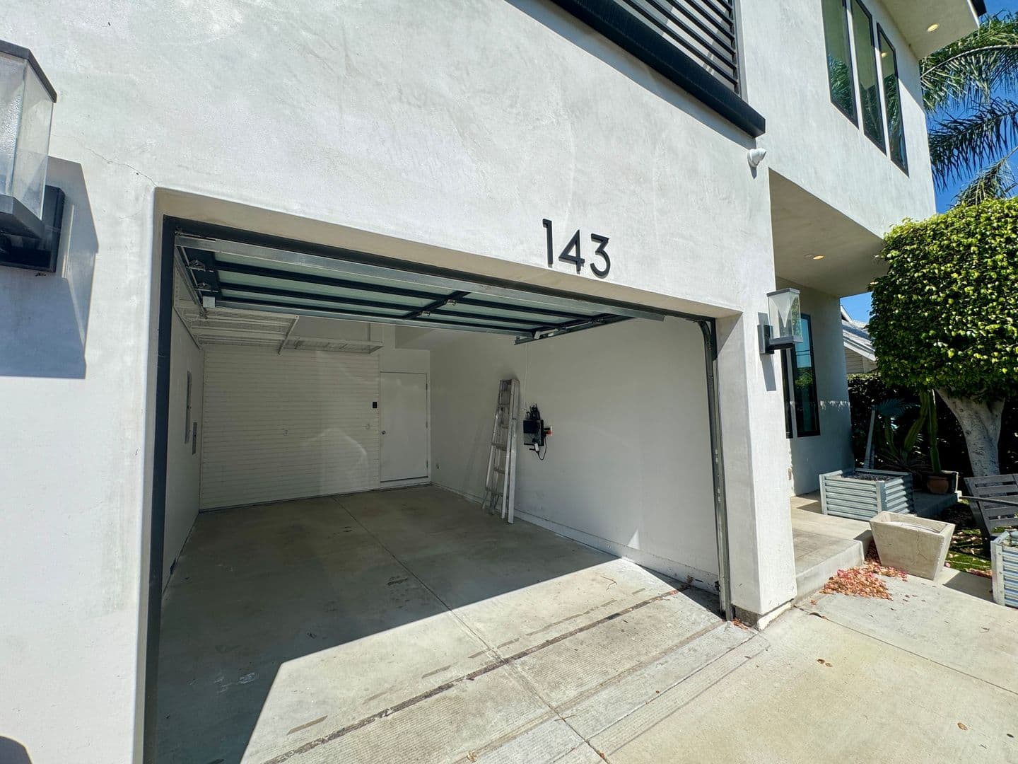 Los Angeles House: 143 N Ardmore Ave