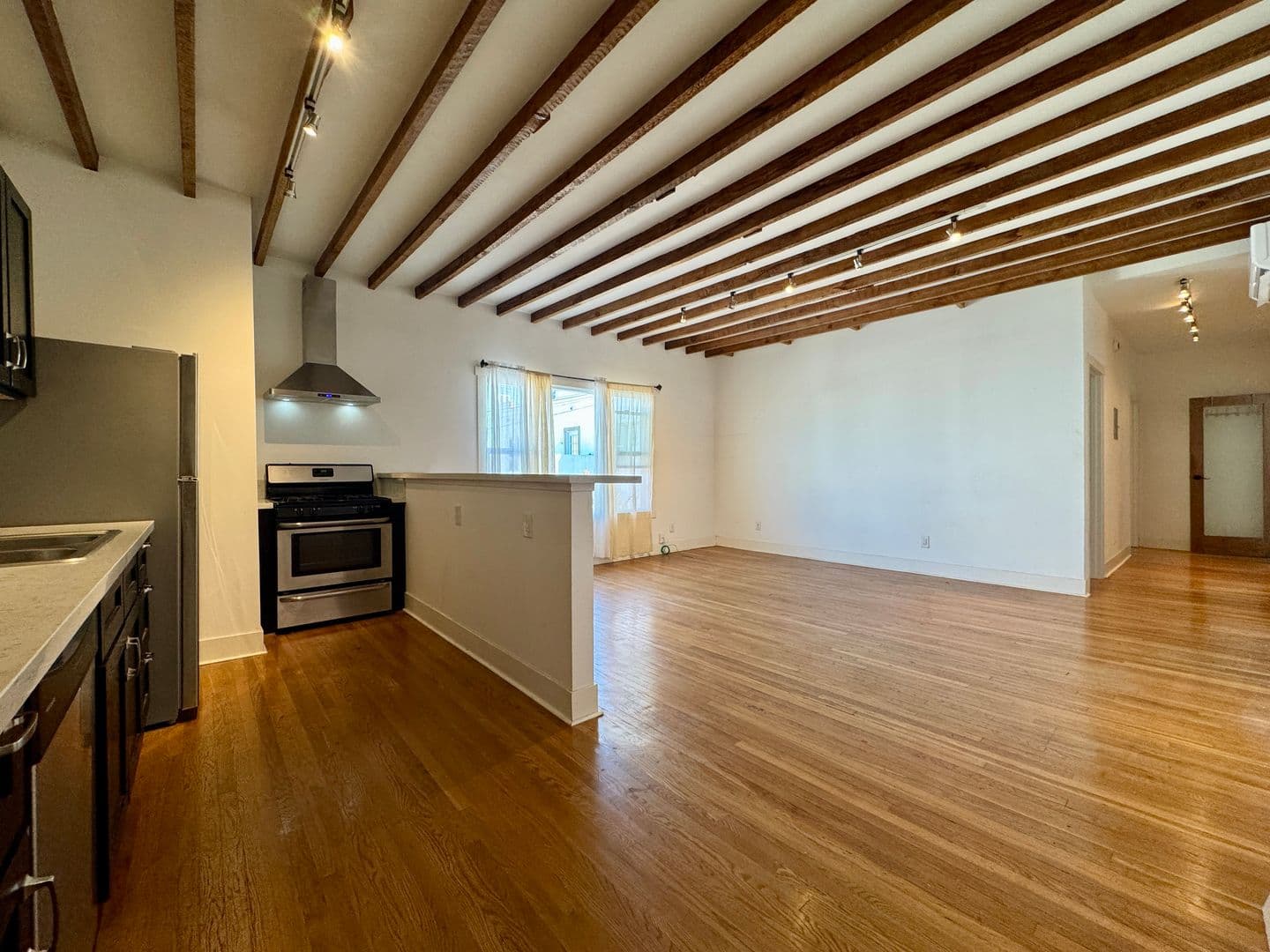Los Angeles Apartment: 1216 N Kenmore Ave
