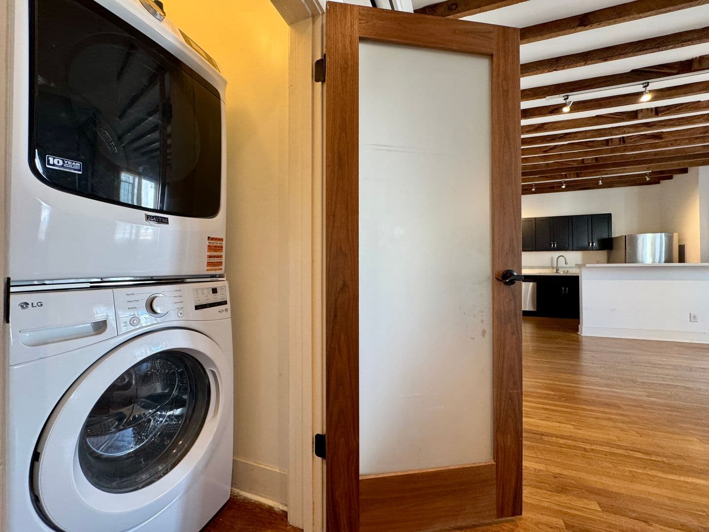 Los Angeles Apartment: 1216 N Kenmore Ave