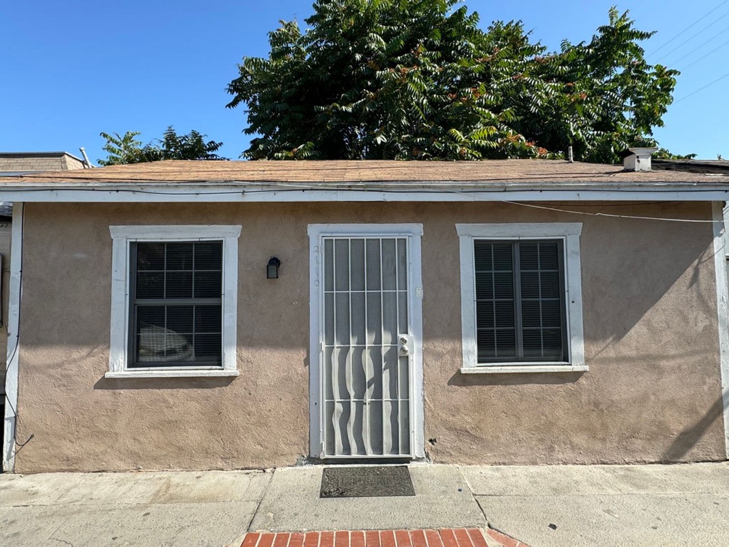 Long Beach Apartment: 2108 - 2110 1/2 Linden Ave