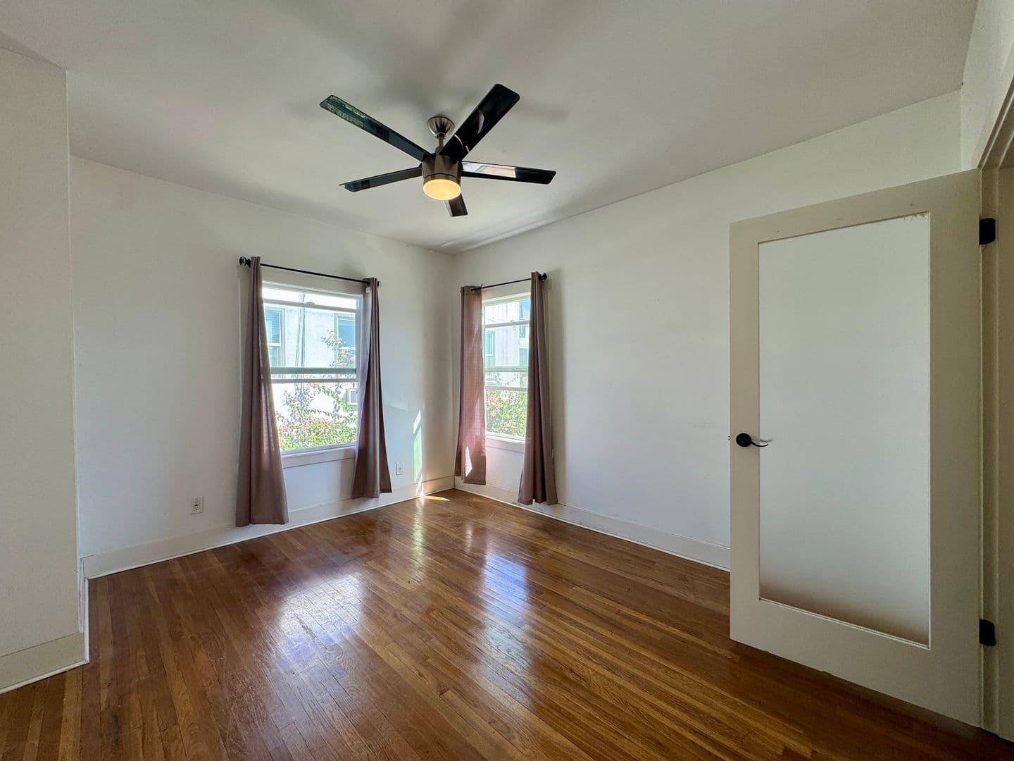 Los Angeles Apartment: 1216 N Kenmore Ave