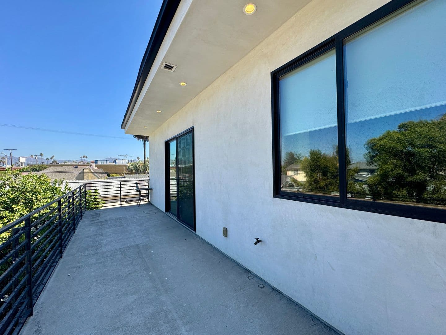 Los Angeles House: 143 N Ardmore Ave