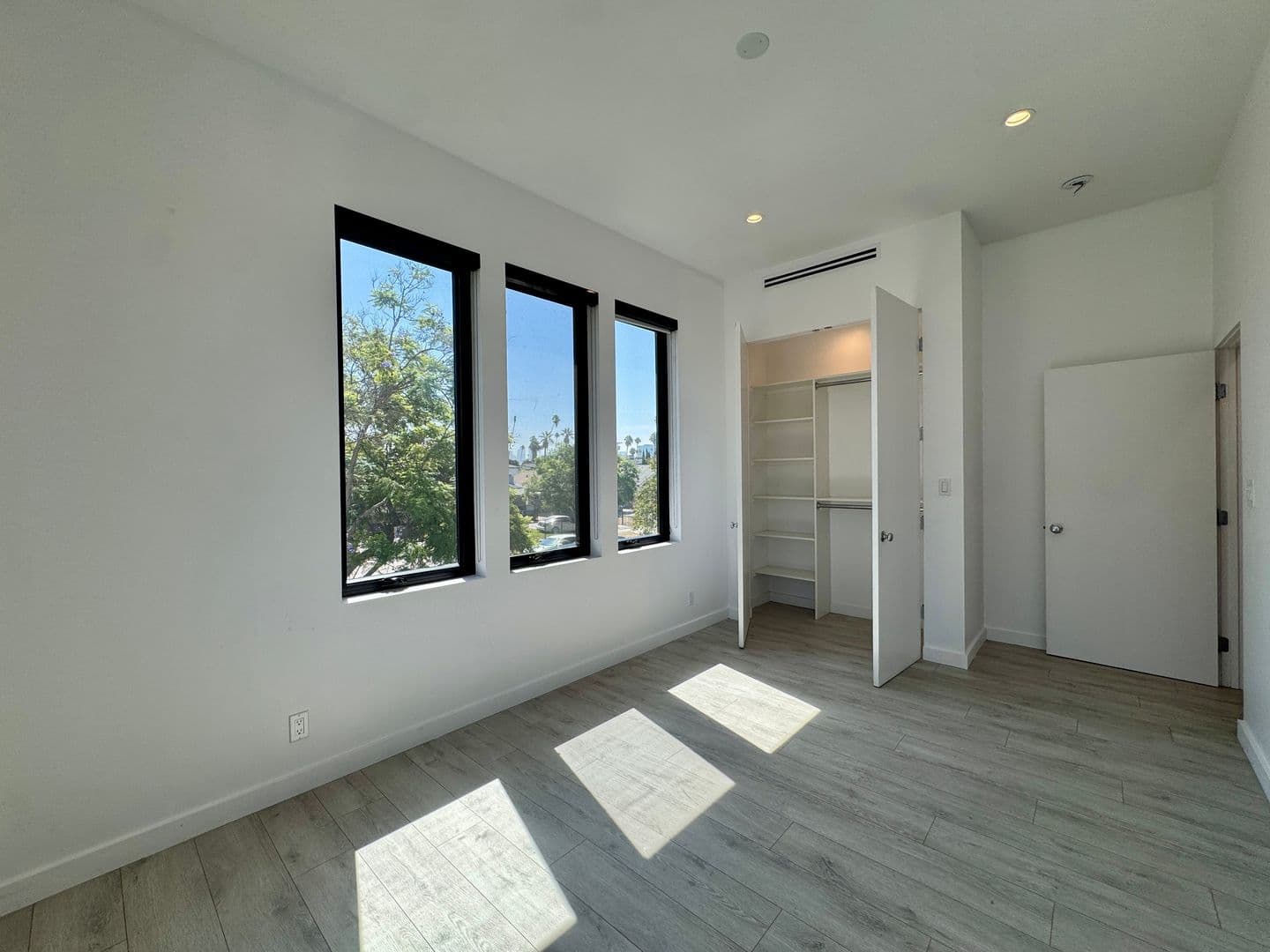 Los Angeles House: 143 N Ardmore Ave