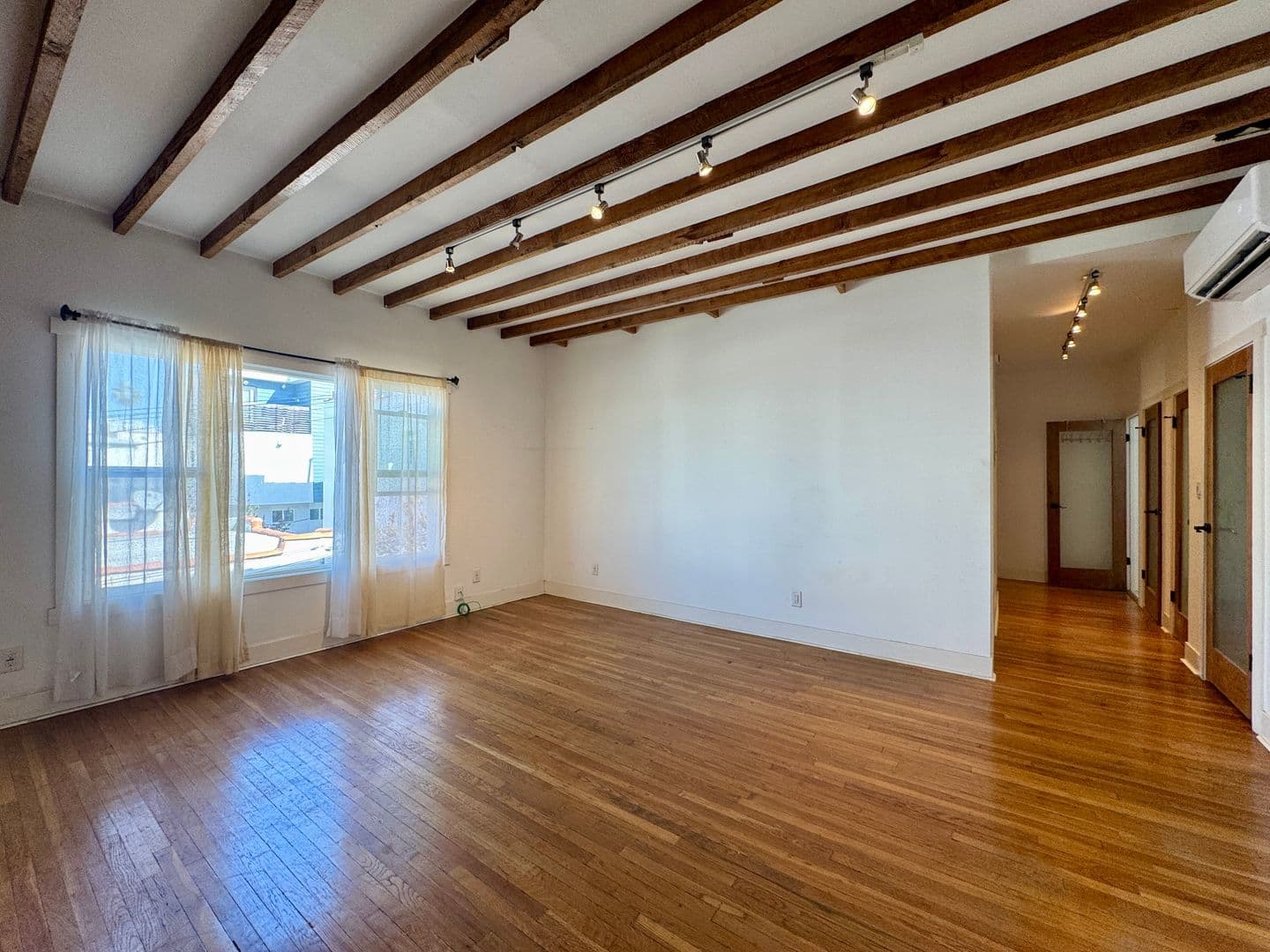 Los Angeles Apartment: 1216 N Kenmore Ave