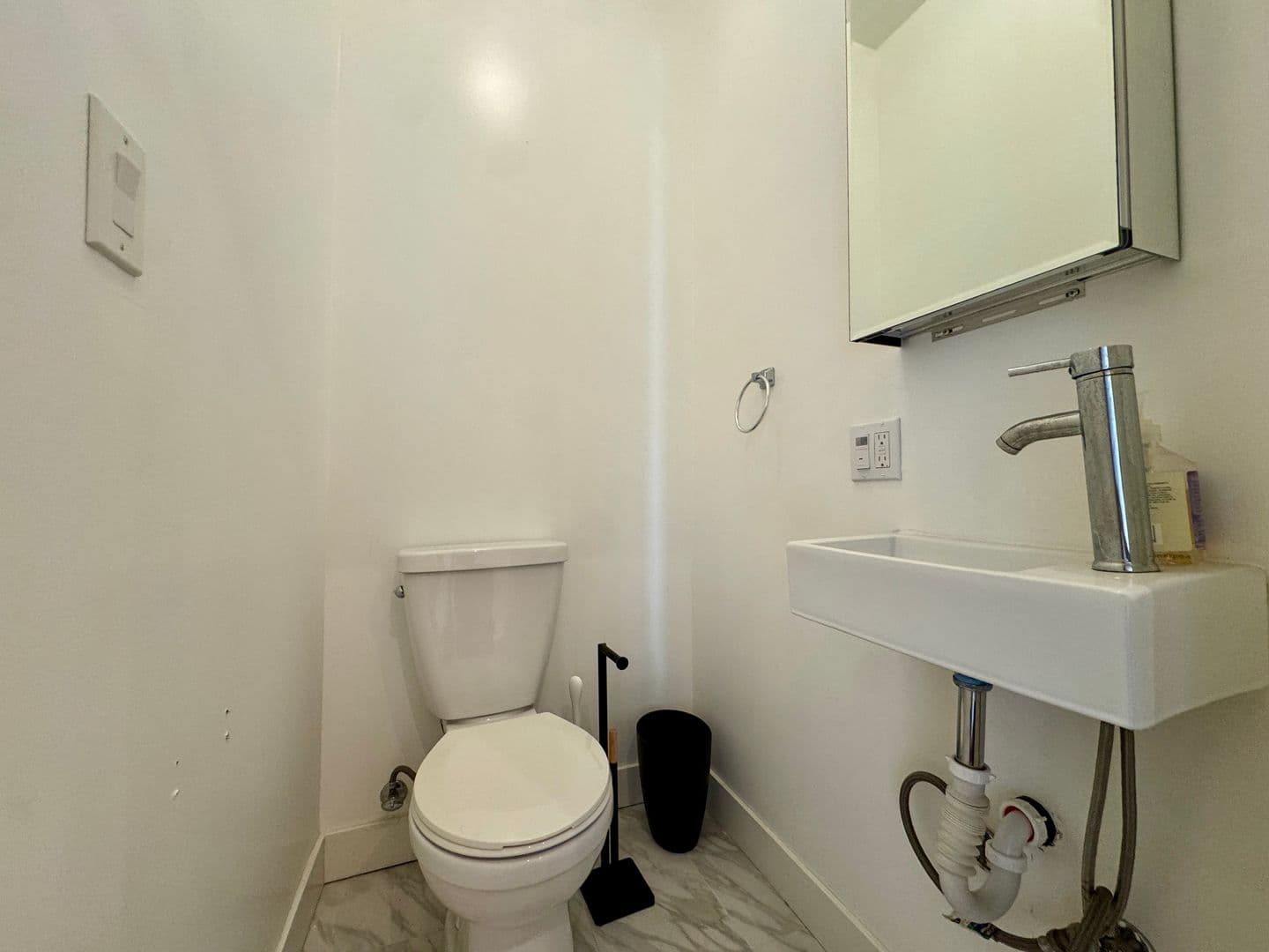 Los Angeles Apartment: 1216 N Kenmore Ave