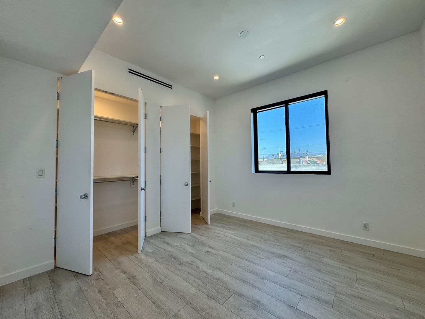Los Angeles House: 143 N Ardmore Ave
