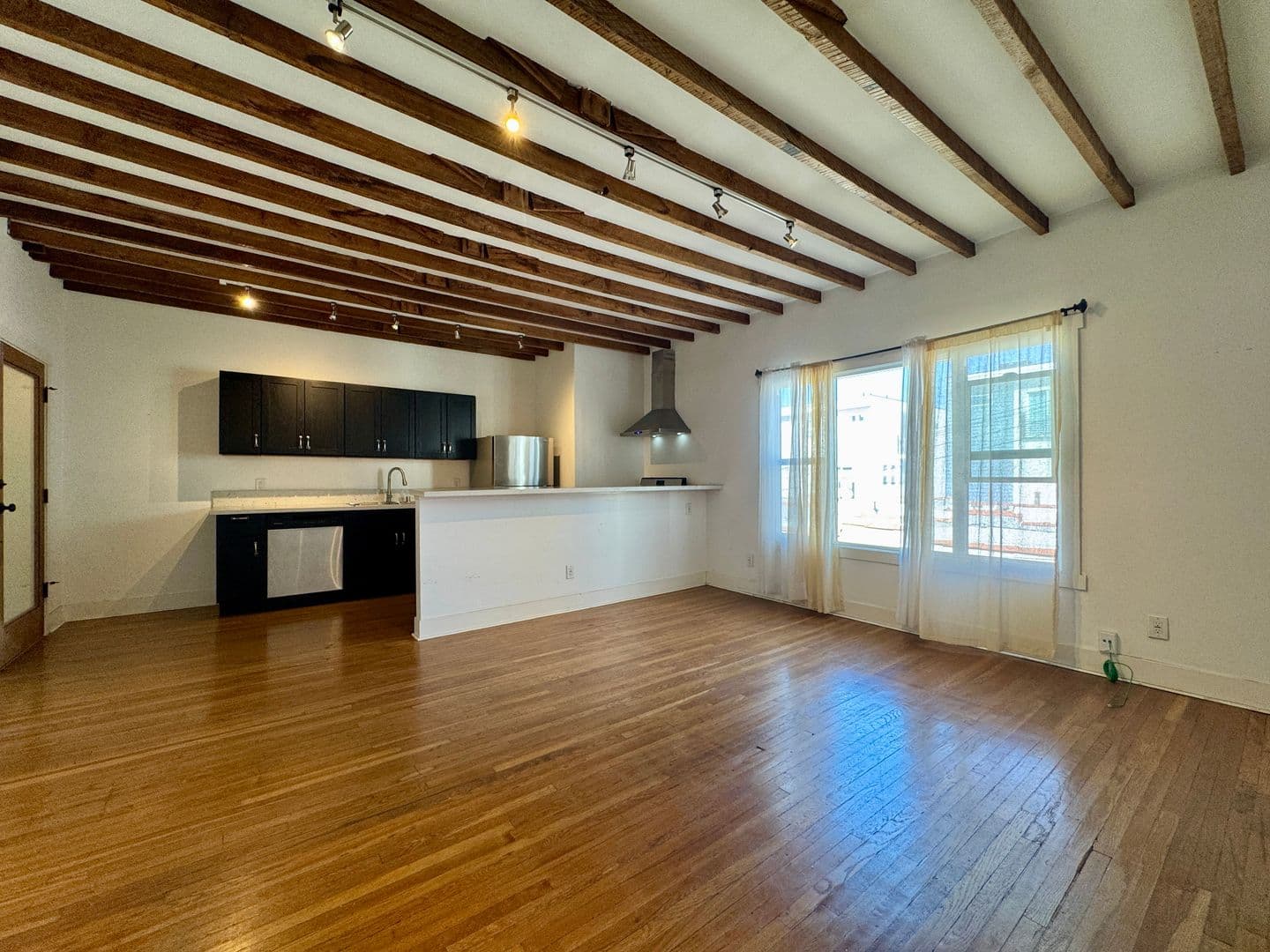 Los Angeles Apartment: 1216 N Kenmore Ave